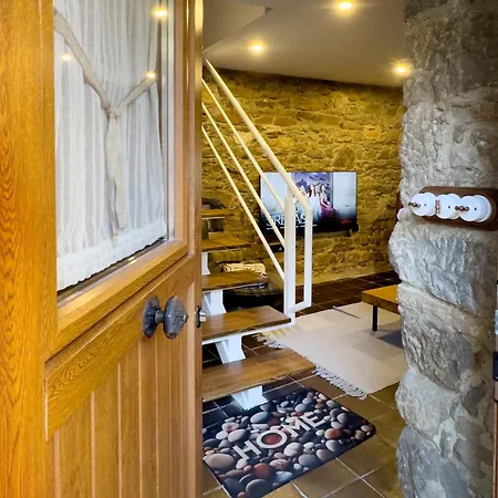 Casita Con Encanto, Les Gaites